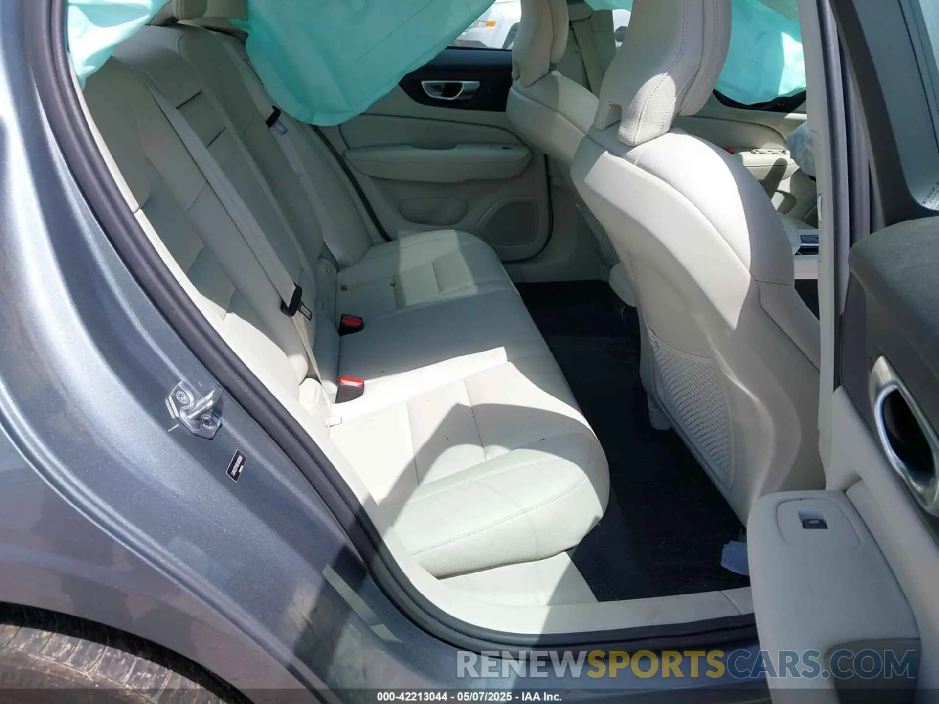 8 Photograph of a damaged car 7JRA22TK8LG063920 VOLVO S60 2020
