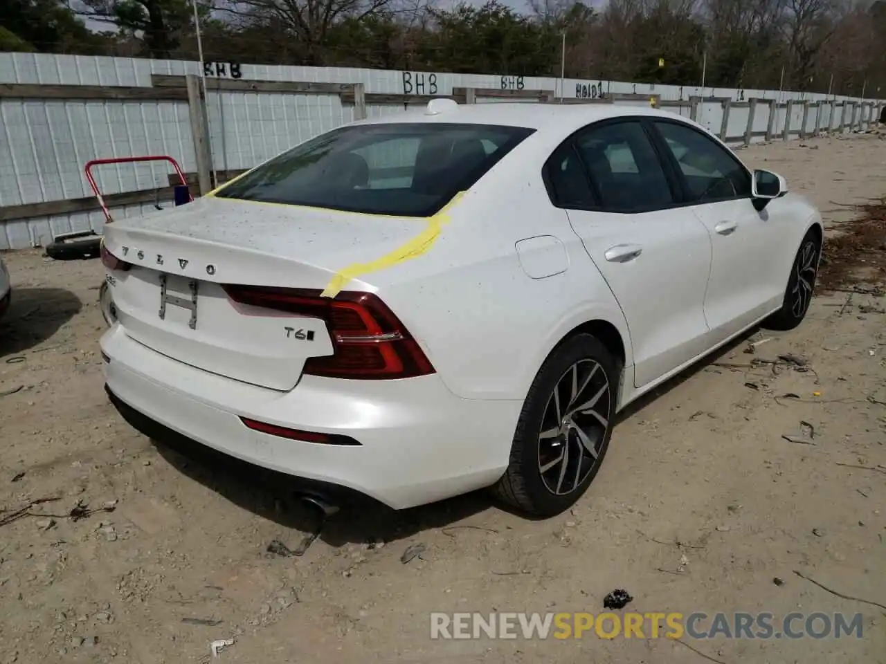 4 Photograph of a damaged car 7JRA22TK9LG043871 VOLVO S60 2020