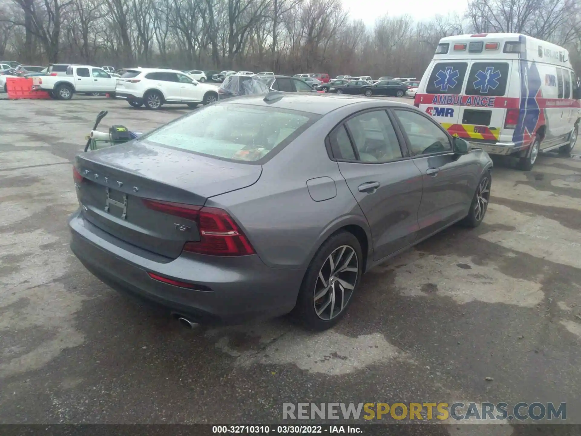 4 Photograph of a damaged car 7JRA22TK9LG060153 VOLVO S60 2020