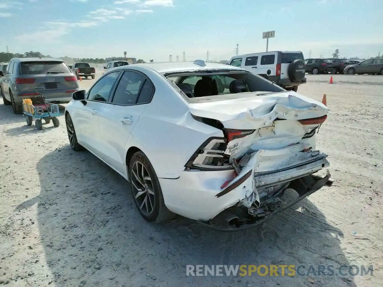 3 Photograph of a damaged car 7JRA22TKXLG063174 VOLVO S60 2020