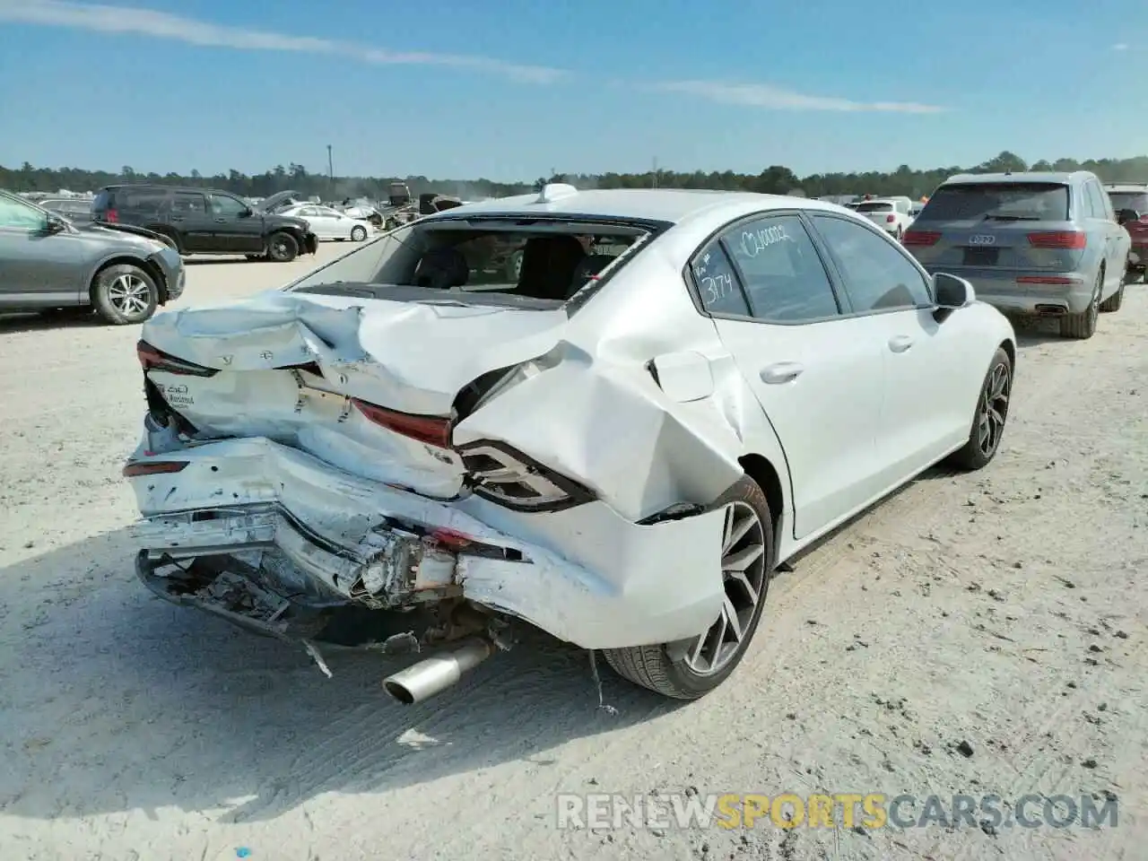 4 Photograph of a damaged car 7JRA22TKXLG063174 VOLVO S60 2020