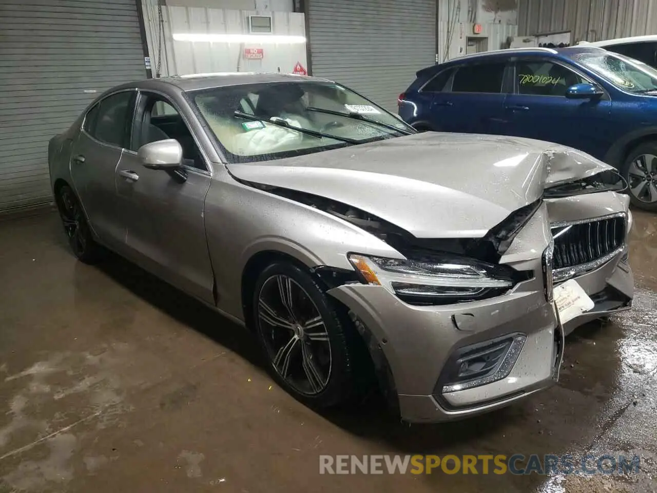 4 Photograph of a damaged car 7JRA22TL0LG030516 VOLVO S60 2020