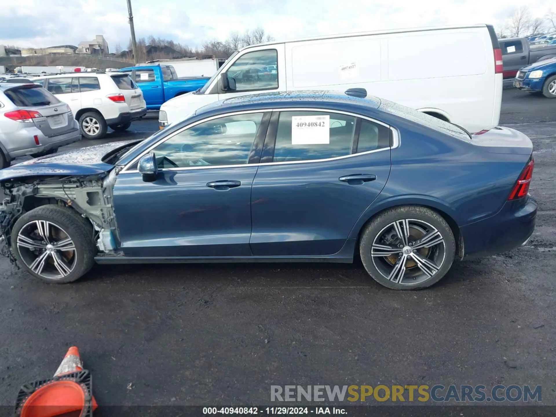 14 Photograph of a damaged car 7JRA22TL1LG067350 VOLVO S60 2020