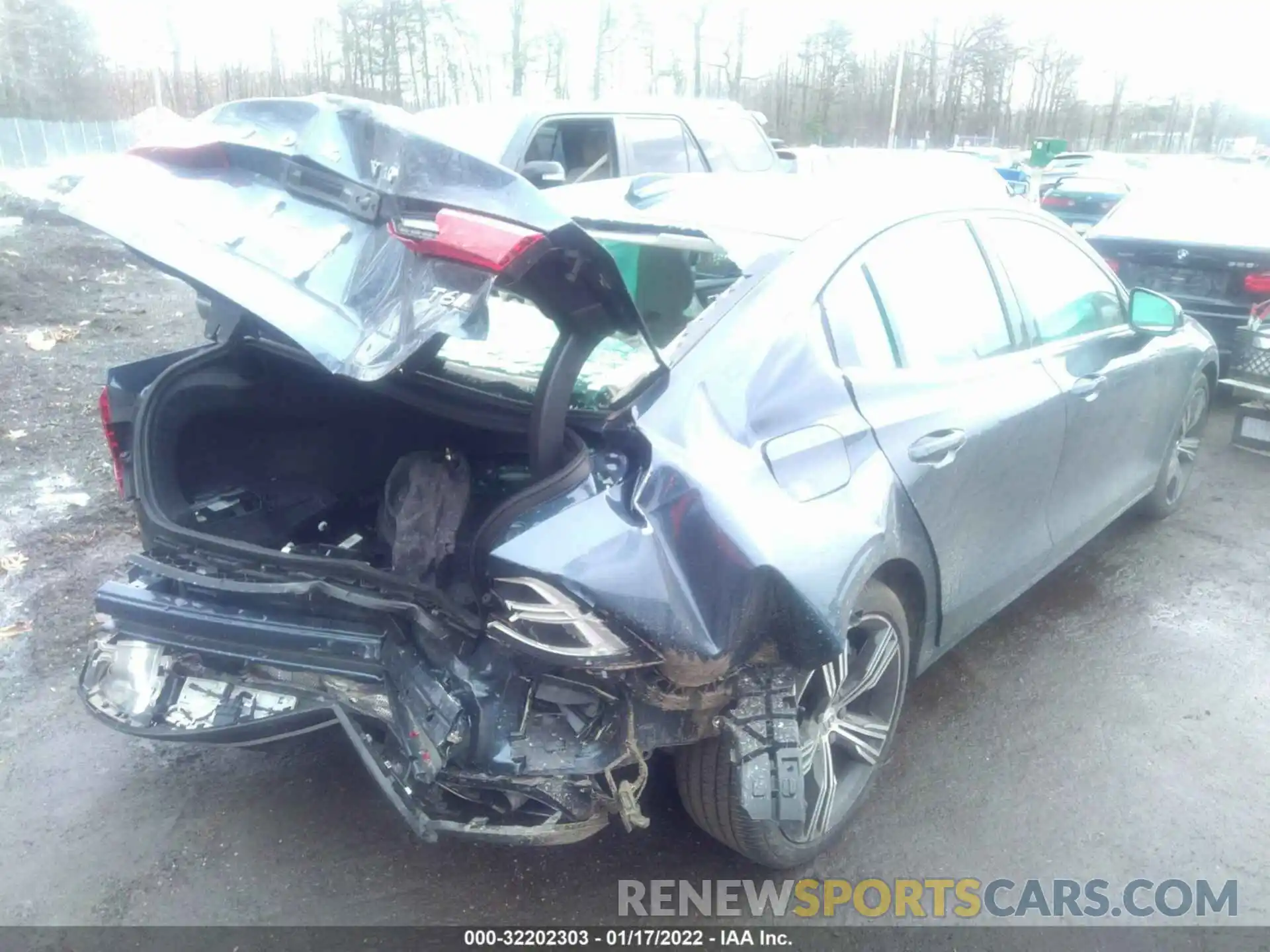 4 Photograph of a damaged car 7JRA22TL2LG065106 VOLVO S60 2020