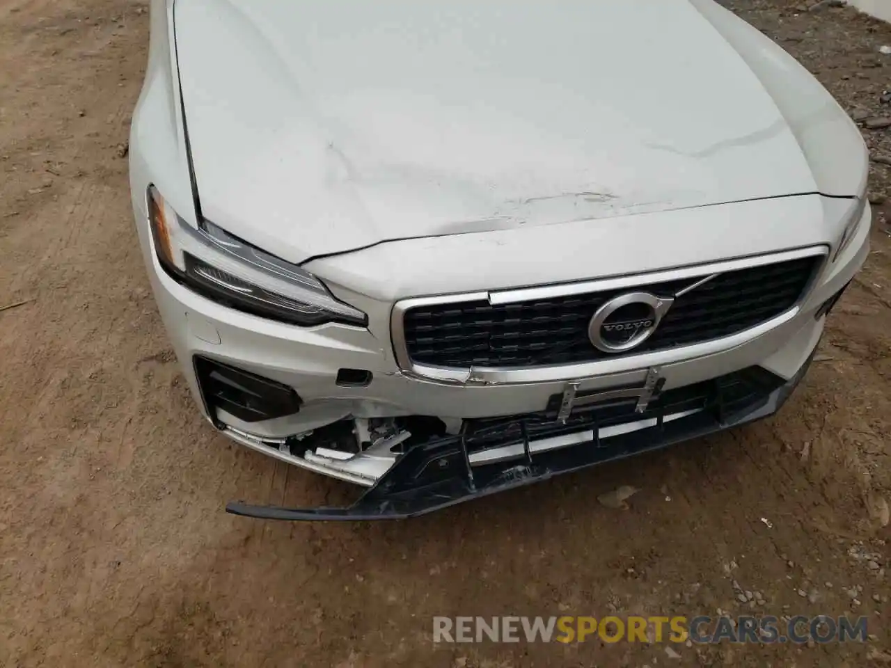 9 Photograph of a damaged car 7JRA22TM0LG037104 VOLVO S60 2020