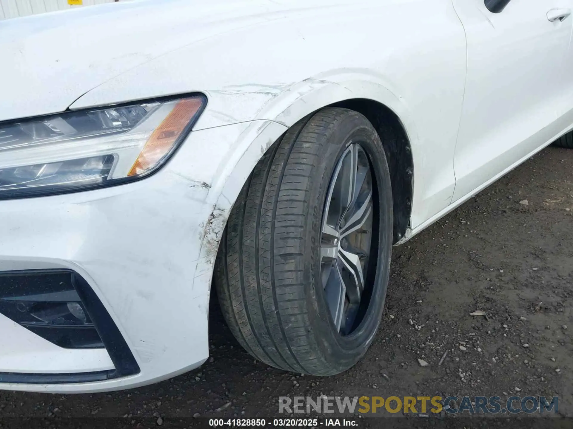 17 Photograph of a damaged car 7JRA22TM4LG060322 VOLVO S60 2020