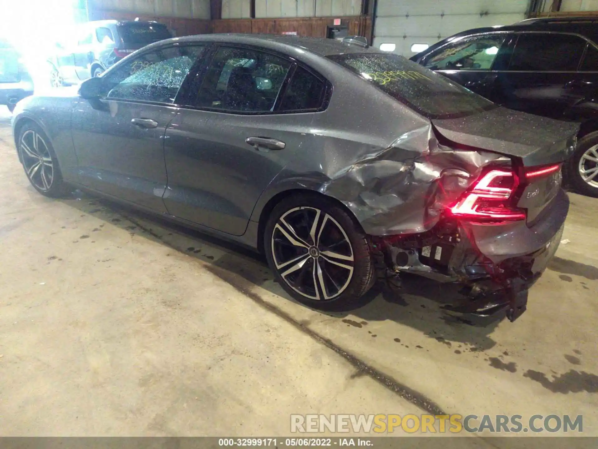 3 Photograph of a damaged car 7JRA22TM5LG064685 VOLVO S60 2020