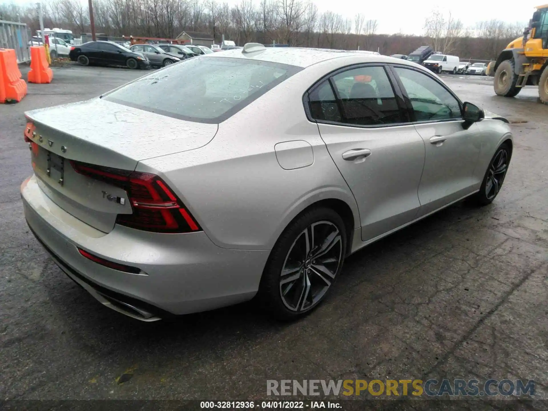 4 Photograph of a damaged car 7JRA22TM8LG032135 VOLVO S60 2020