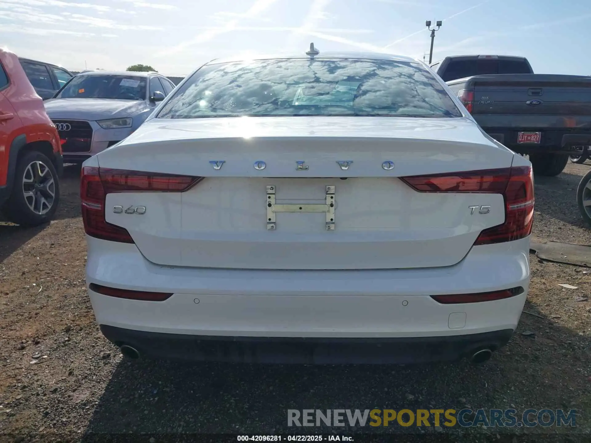 17 Photograph of a damaged car 7JR102FK0MG093996 VOLVO S60 2021