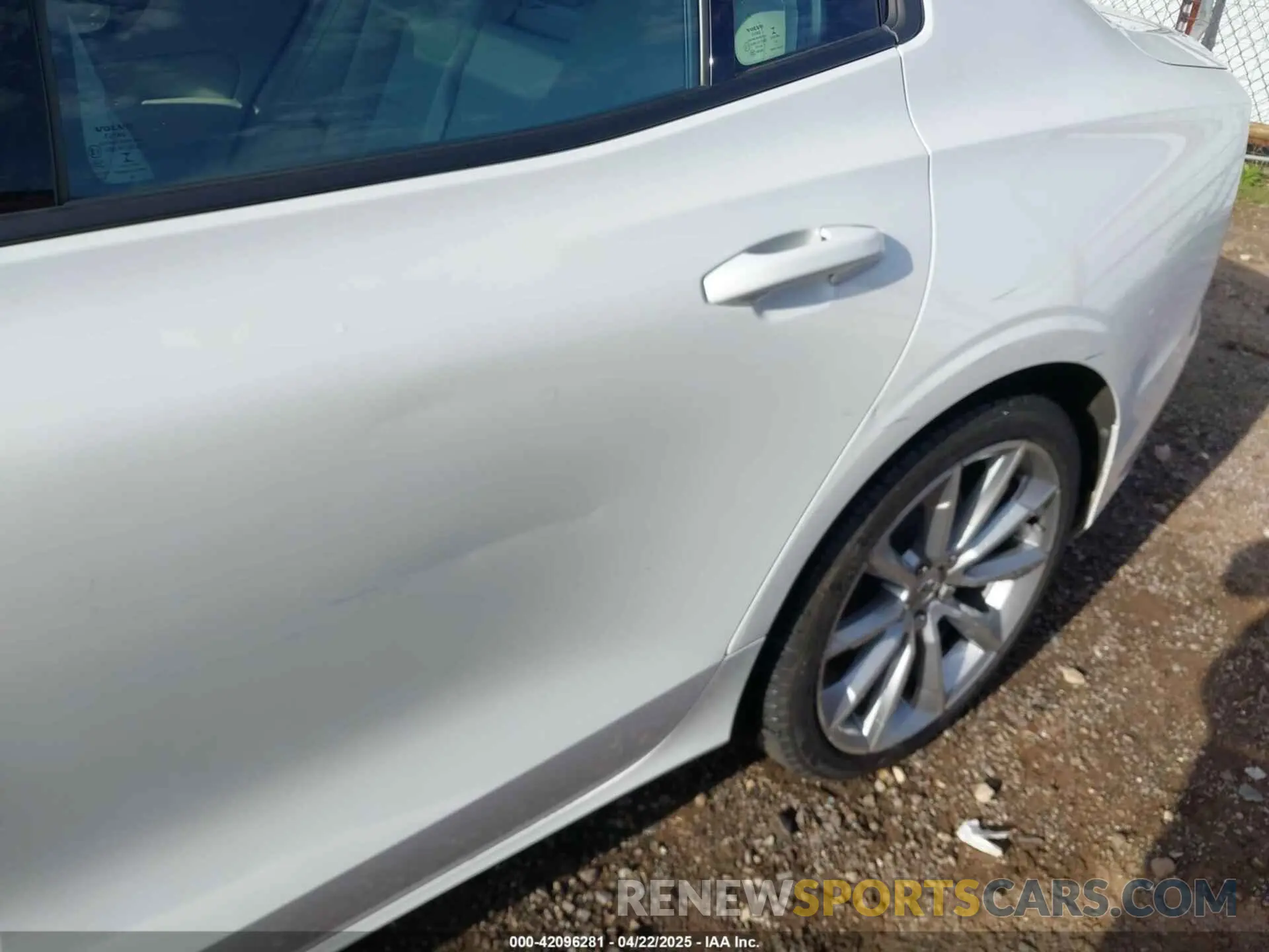 18 Photograph of a damaged car 7JR102FK0MG093996 VOLVO S60 2021