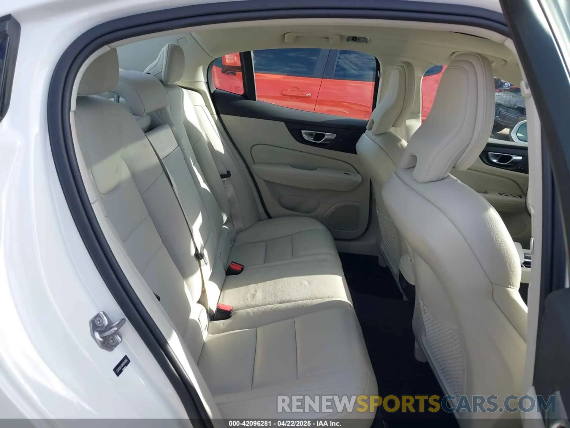 8 Photograph of a damaged car 7JR102FK0MG093996 VOLVO S60 2021