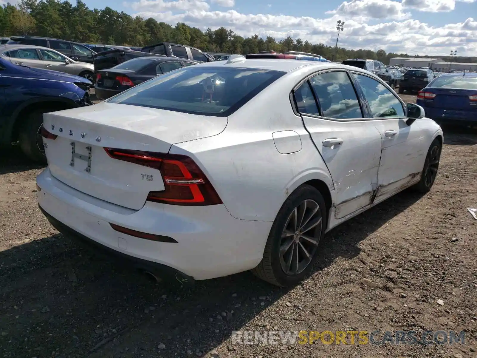 4 Photograph of a damaged car 7JR102FK2MG095992 VOLVO S60 2021