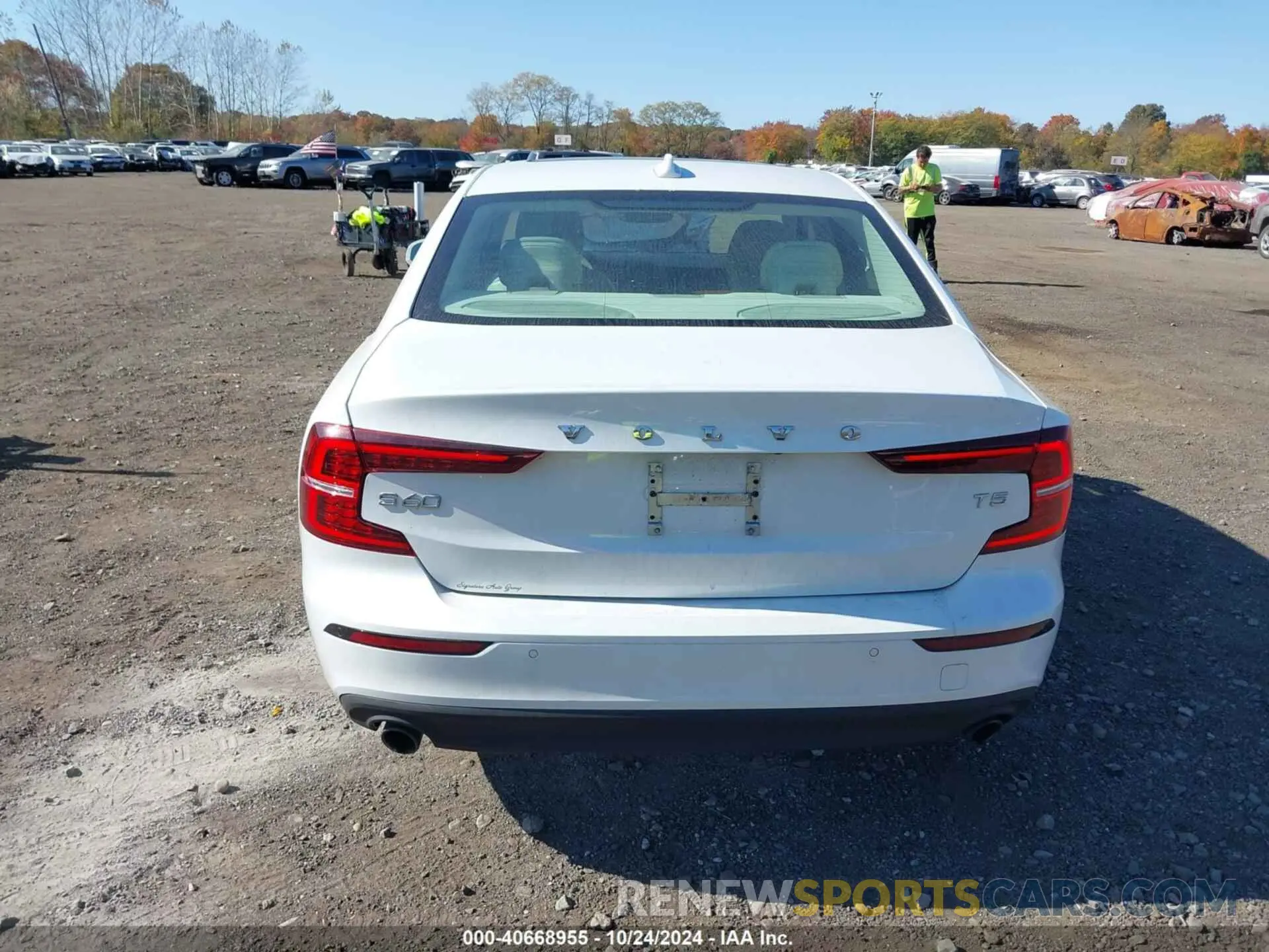 16 Photograph of a damaged car 7JR102FK4MG096321 VOLVO S60 2021