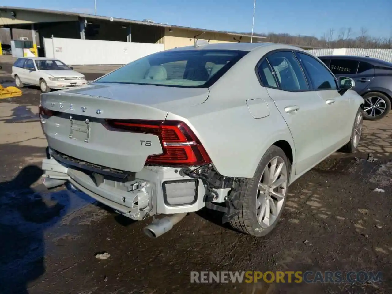 4 Photograph of a damaged car 7JR102FK6MG095039 VOLVO S60 2021