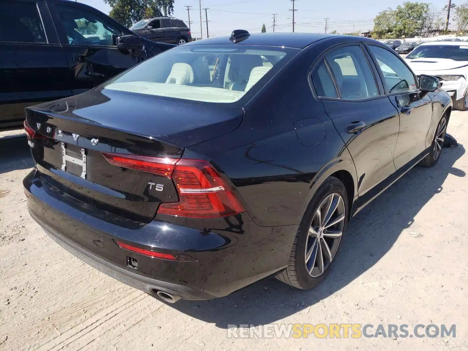 4 Photograph of a damaged car 7JR102FK6MG102331 VOLVO S60 2021