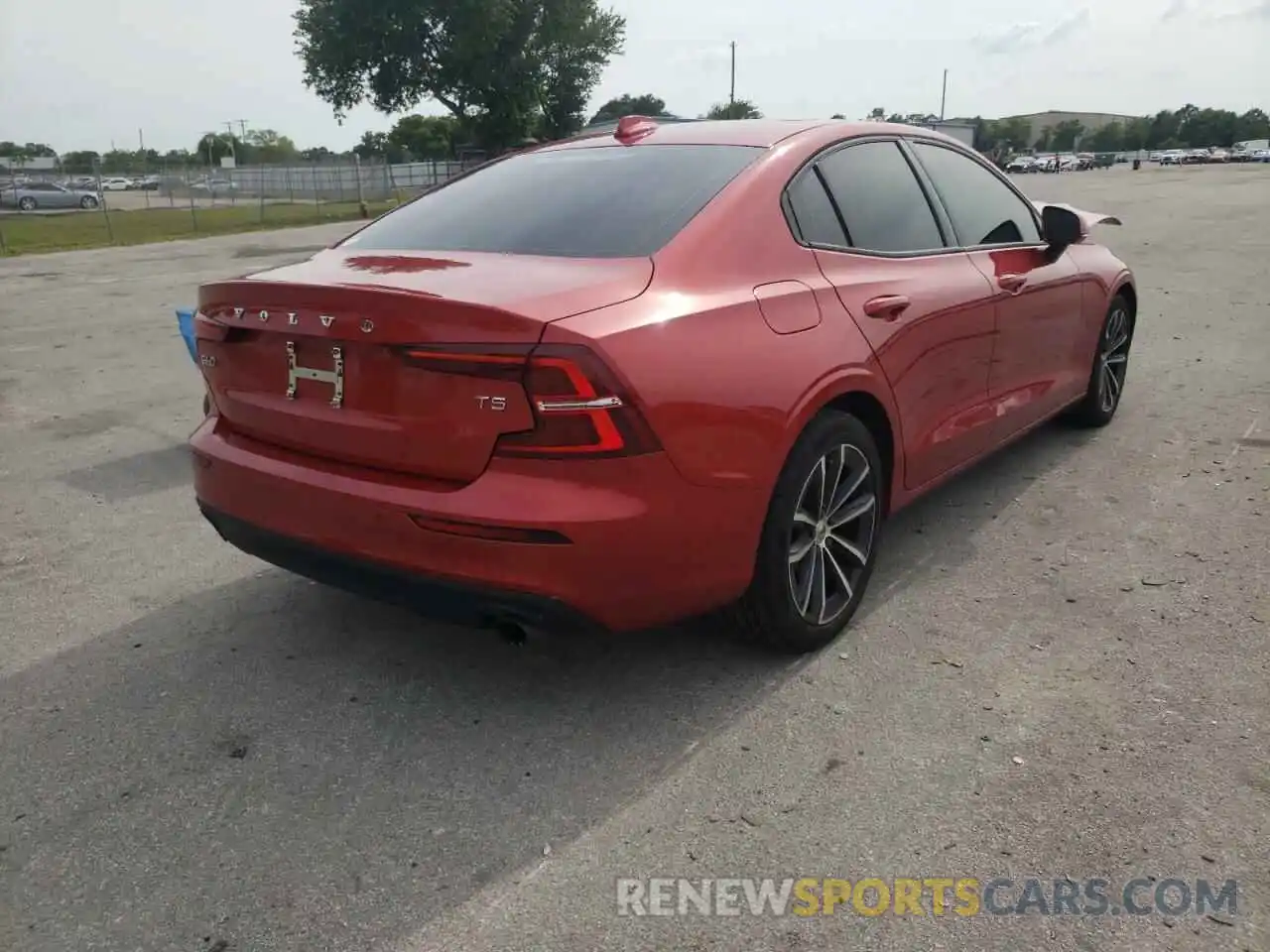 4 Photograph of a damaged car 7JR102FK7MG092067 VOLVO S60 2021