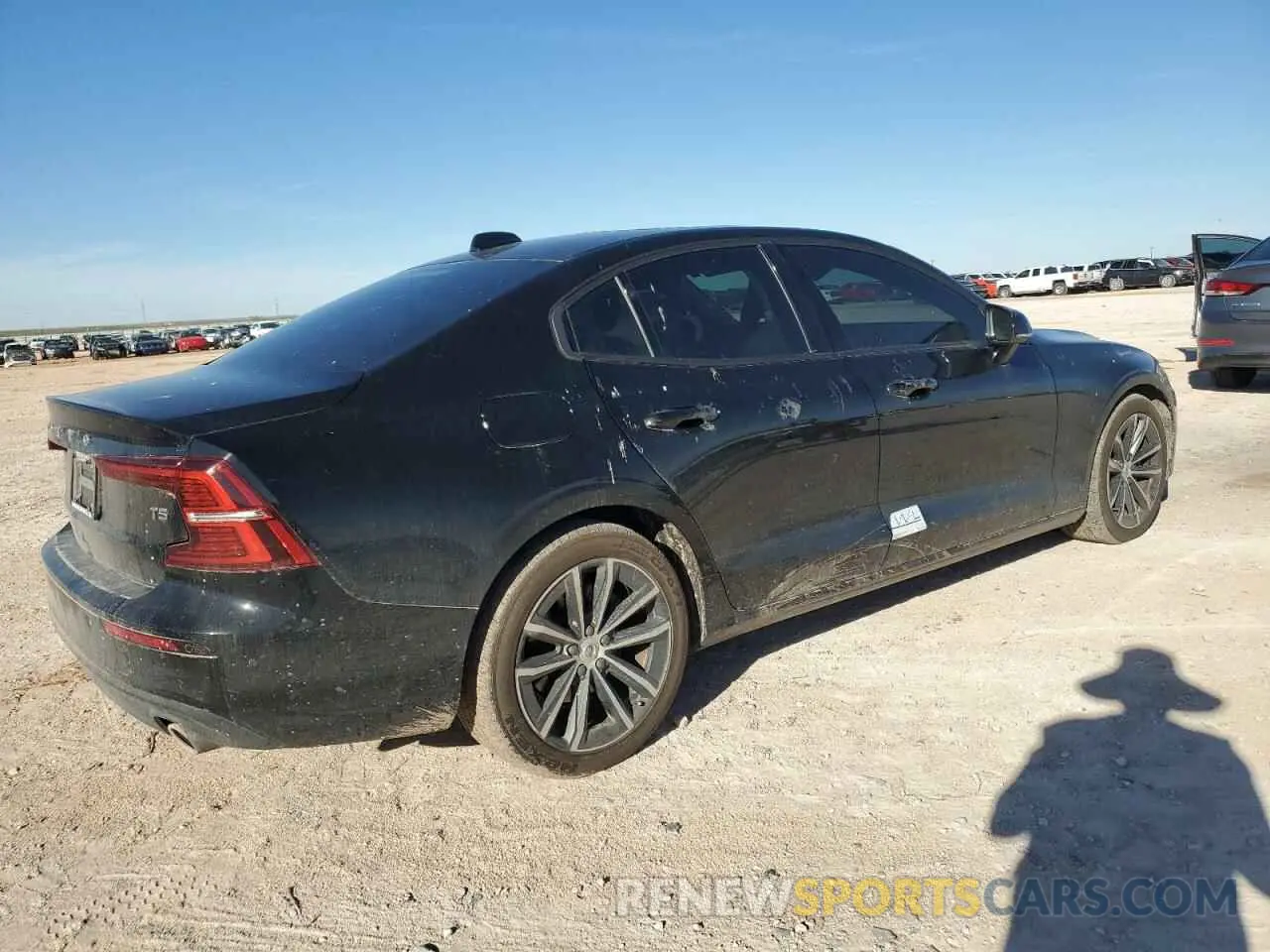 3 Photograph of a damaged car 7JR102FK8MG094040 VOLVO S60 2021