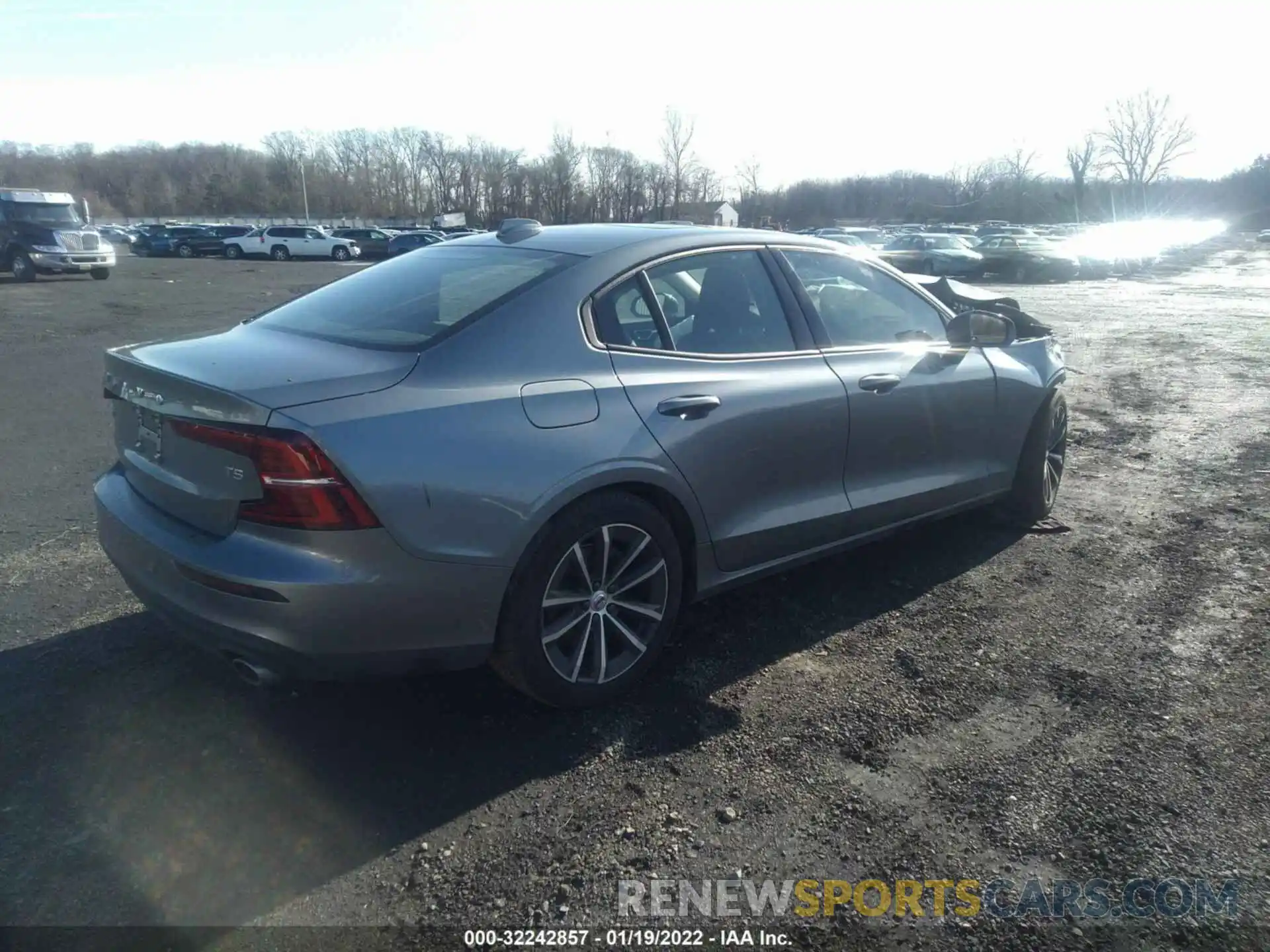 4 Photograph of a damaged car 7JR102FK8MG095382 VOLVO S60 2021