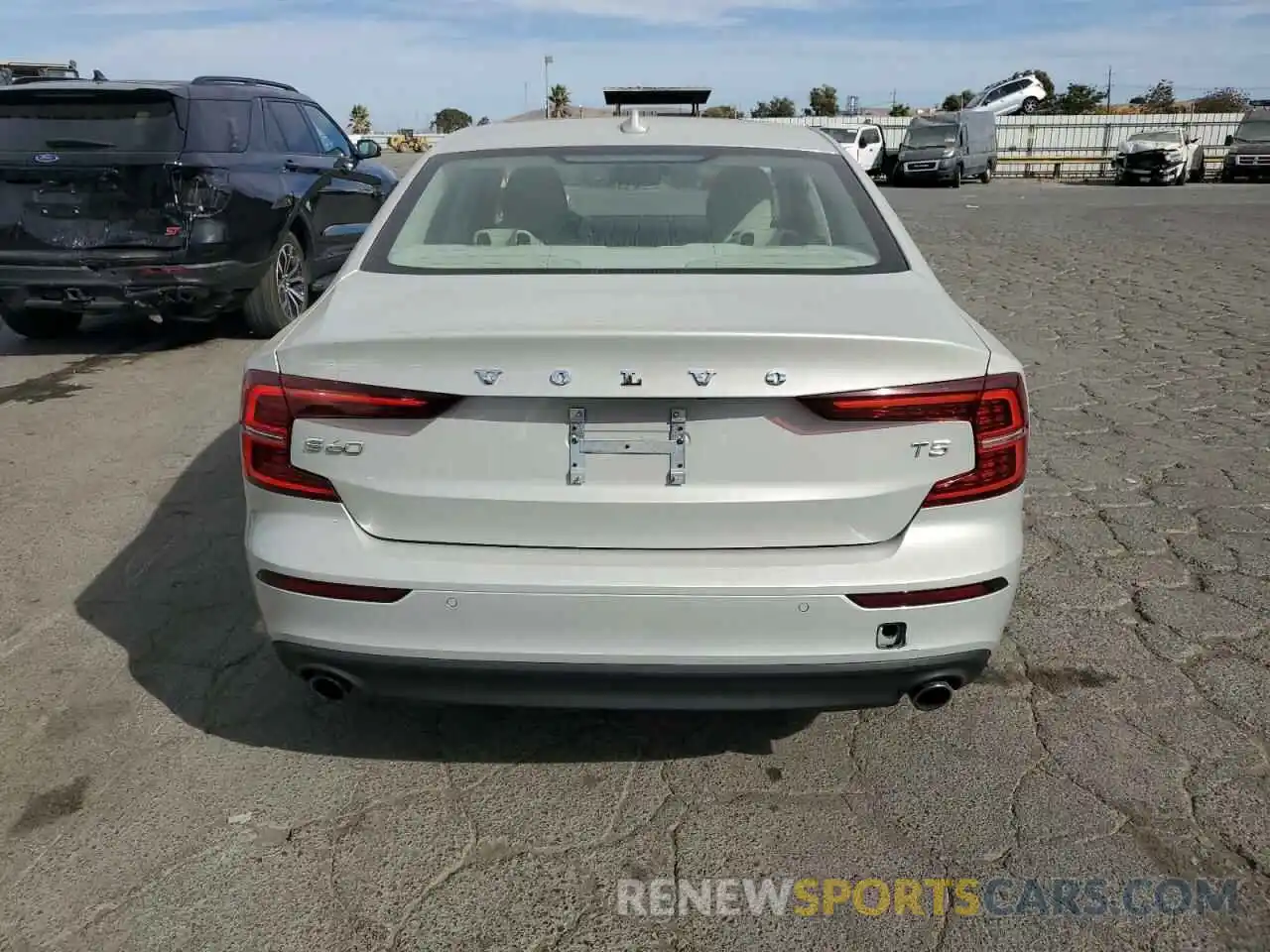 6 Photograph of a damaged car 7JR102FK8MG095446 VOLVO S60 2021