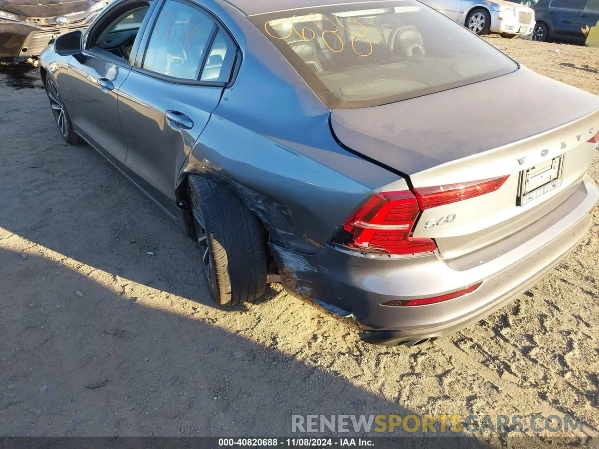 18 Photograph of a damaged car 7JR102FK9MG080454 VOLVO S60 2021