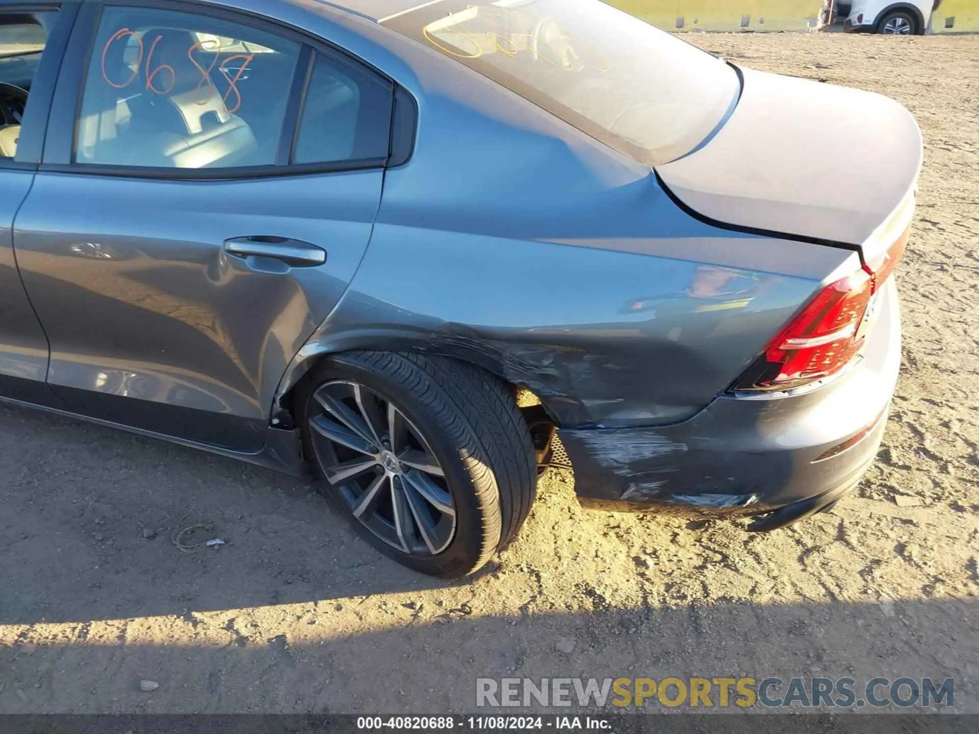 19 Photograph of a damaged car 7JR102FK9MG080454 VOLVO S60 2021