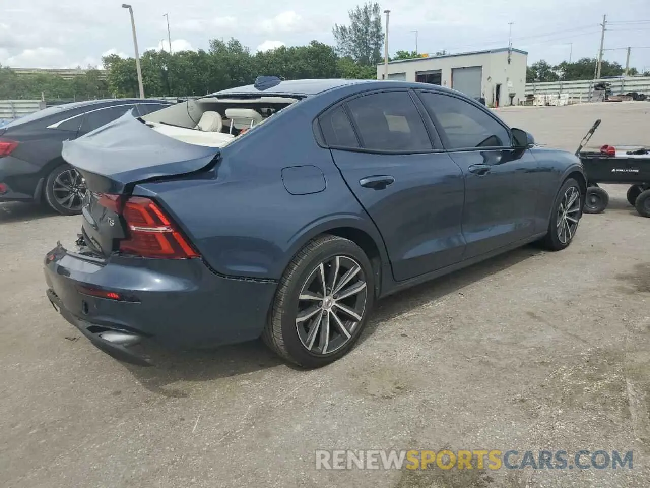 3 Photograph of a damaged car 7JR102FK9MG096704 VOLVO S60 2021