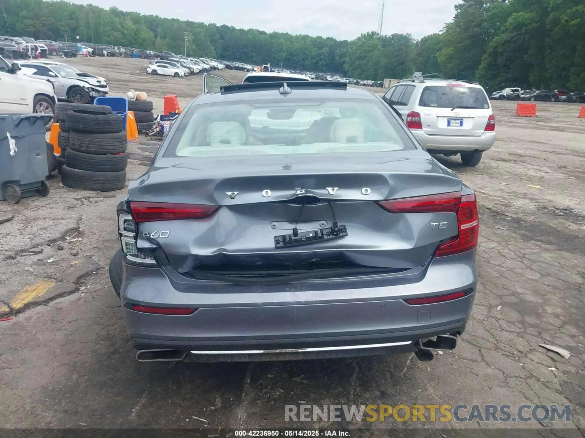 16 Photograph of a damaged car 7JR102FL3MG122965 VOLVO S60 2021
