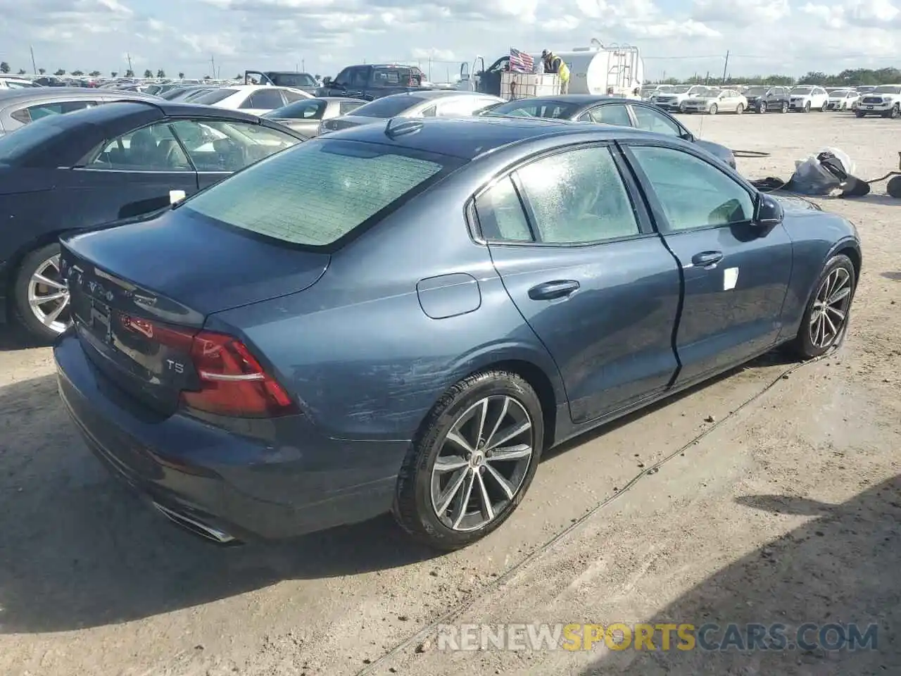 3 Photograph of a damaged car 7JR102FZ4MG112966 VOLVO S60 2021