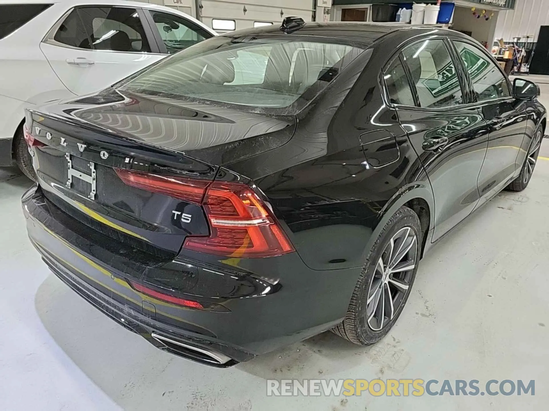 17 Photograph of a damaged car 7JR102FZ7MG123721 VOLVO S60 2021
