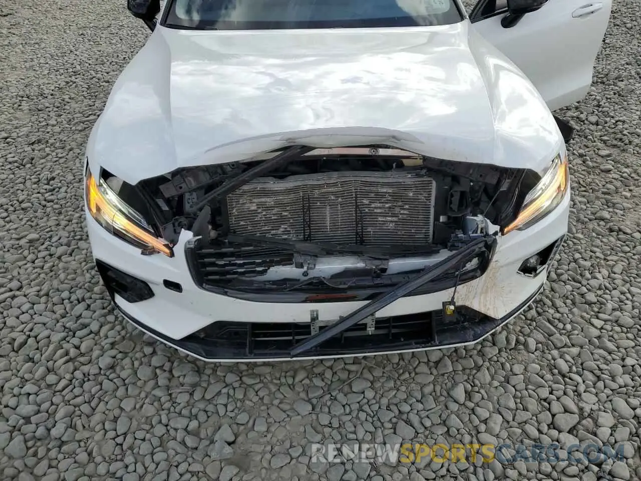 11 Photograph of a damaged car 7JR102FZ8MG122870 VOLVO S60 2021