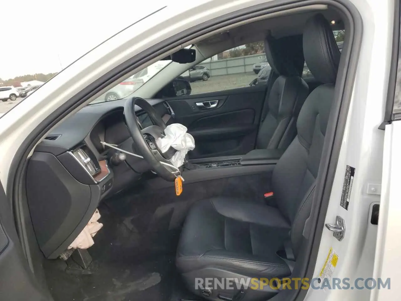 7 Photograph of a damaged car 7JR102FZ8MG122870 VOLVO S60 2021