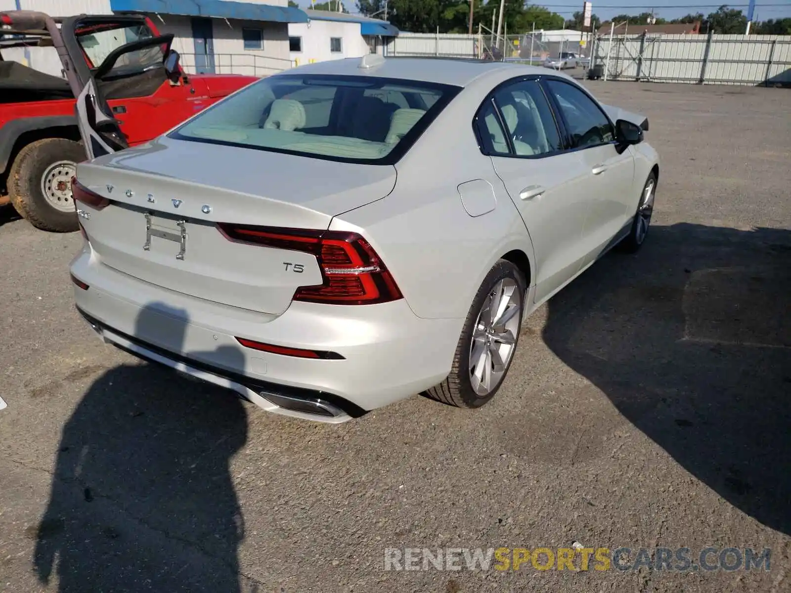 4 Photograph of a damaged car 7JR102FZ9MG118391 VOLVO S60 2021