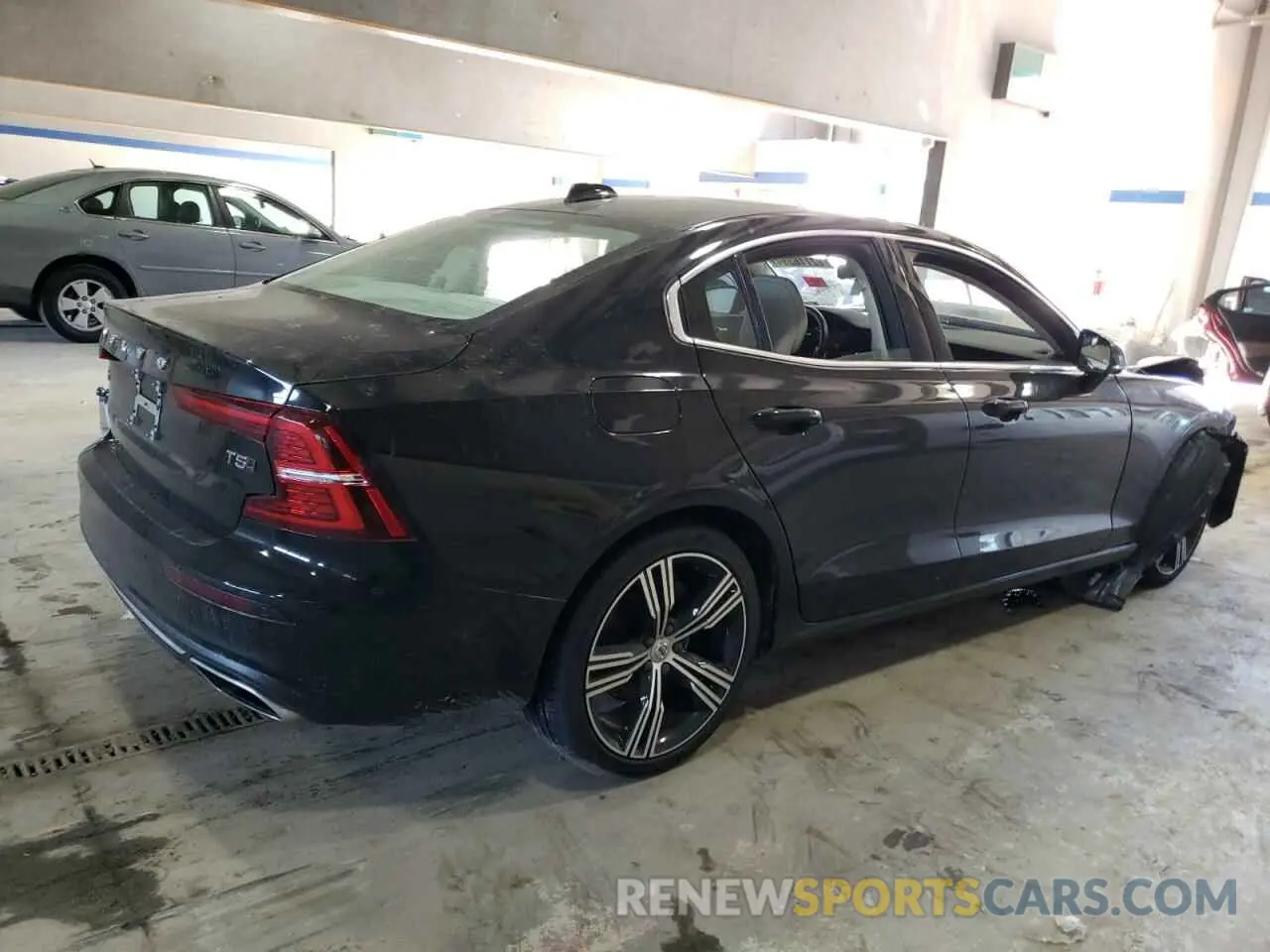 3 Photograph of a damaged car 7JR102TL7MG123234 VOLVO S60 2021