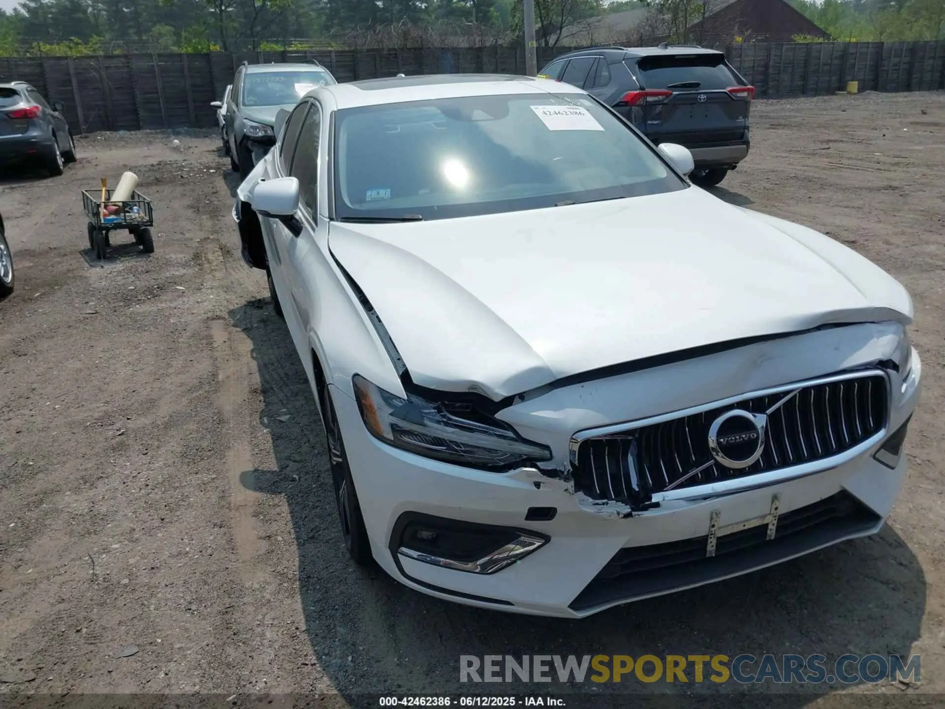 1 Photograph of a damaged car 7JR102TL8MG113070 VOLVO S60 2021