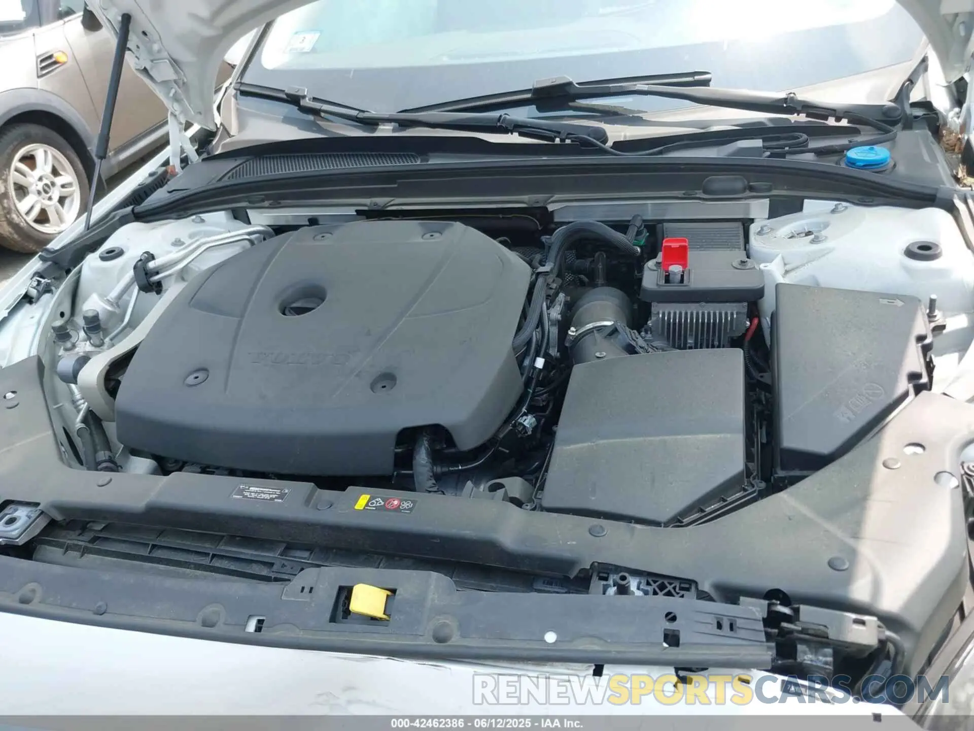 10 Photograph of a damaged car 7JR102TL8MG113070 VOLVO S60 2021