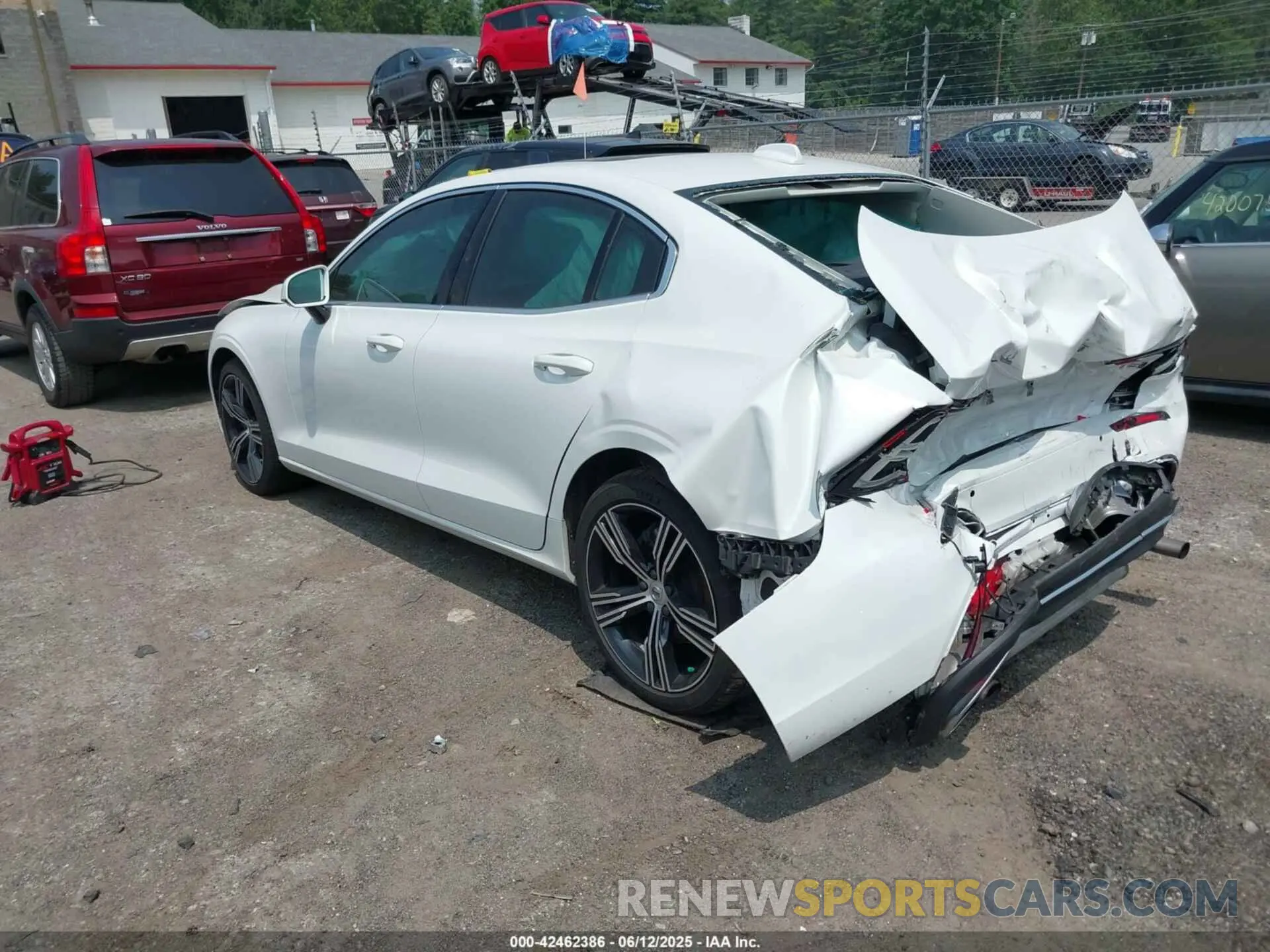 14 Photograph of a damaged car 7JR102TL8MG113070 VOLVO S60 2021