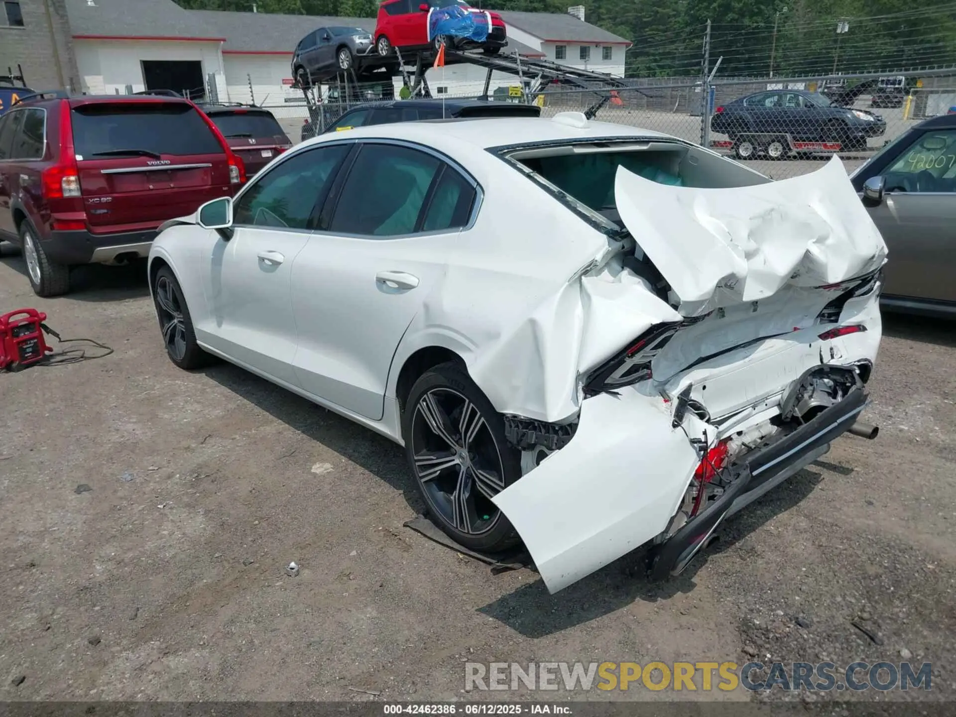 3 Photograph of a damaged car 7JR102TL8MG113070 VOLVO S60 2021