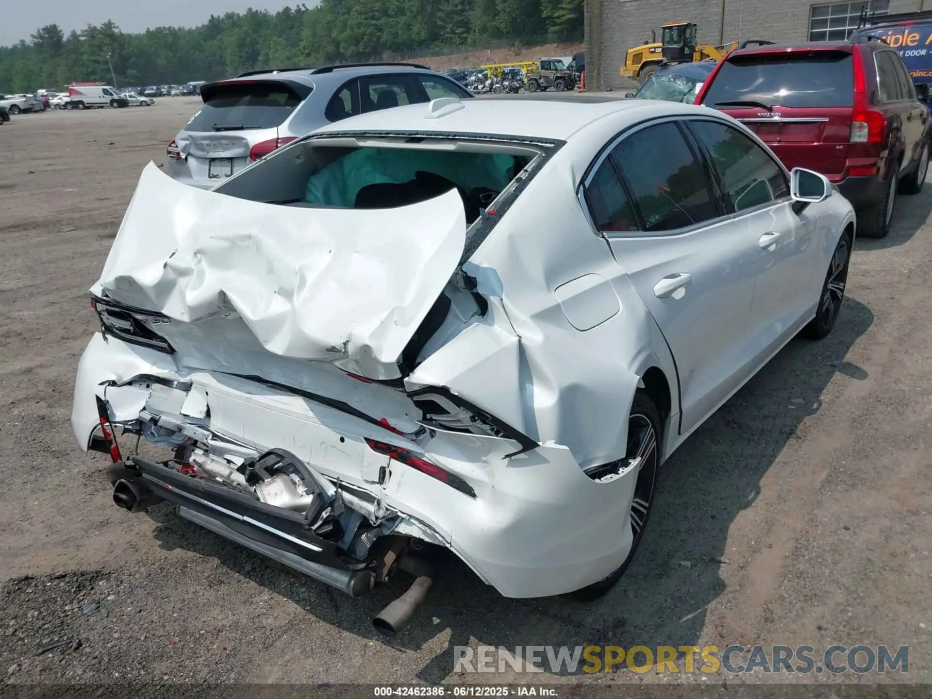 4 Photograph of a damaged car 7JR102TL8MG113070 VOLVO S60 2021