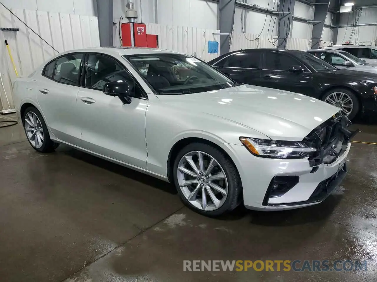 4 Photograph of a damaged car 7JR102TZ0MG119577 VOLVO S60 2021