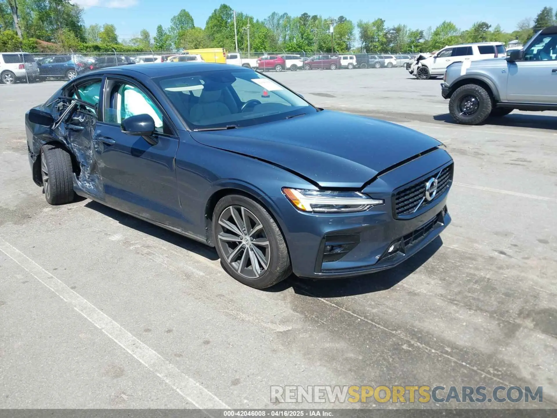 1 Photograph of a damaged car 7JR102TZ3MG112459 VOLVO S60 2021
