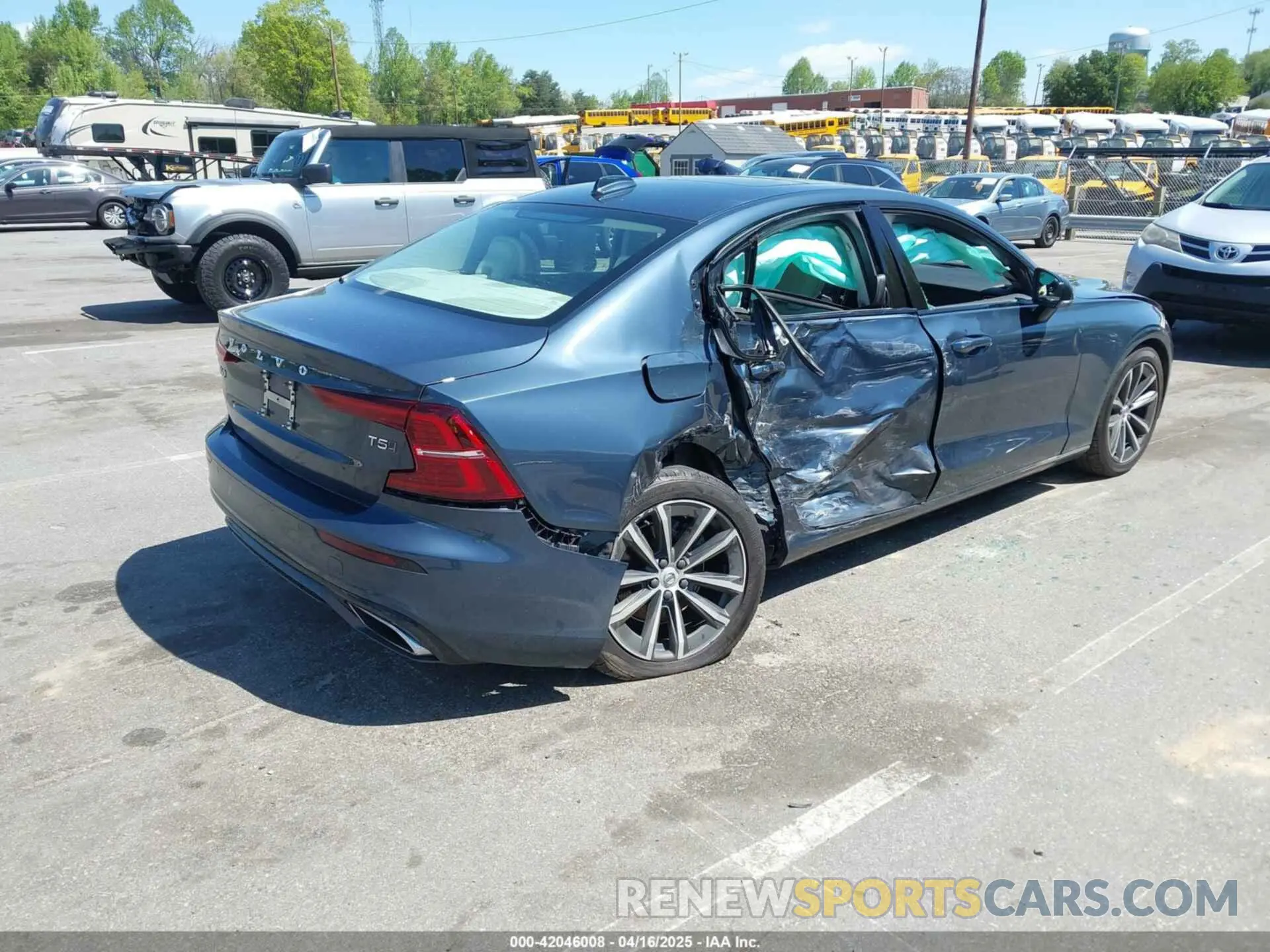 4 Photograph of a damaged car 7JR102TZ3MG112459 VOLVO S60 2021