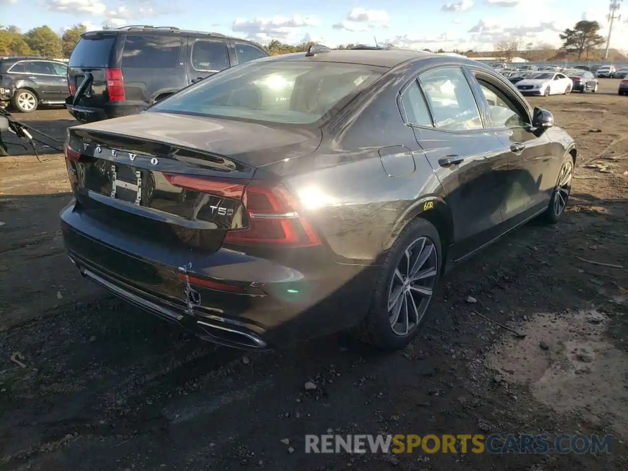 4 Photograph of a damaged car 7JR102TZ4MG108789 VOLVO S60 2021