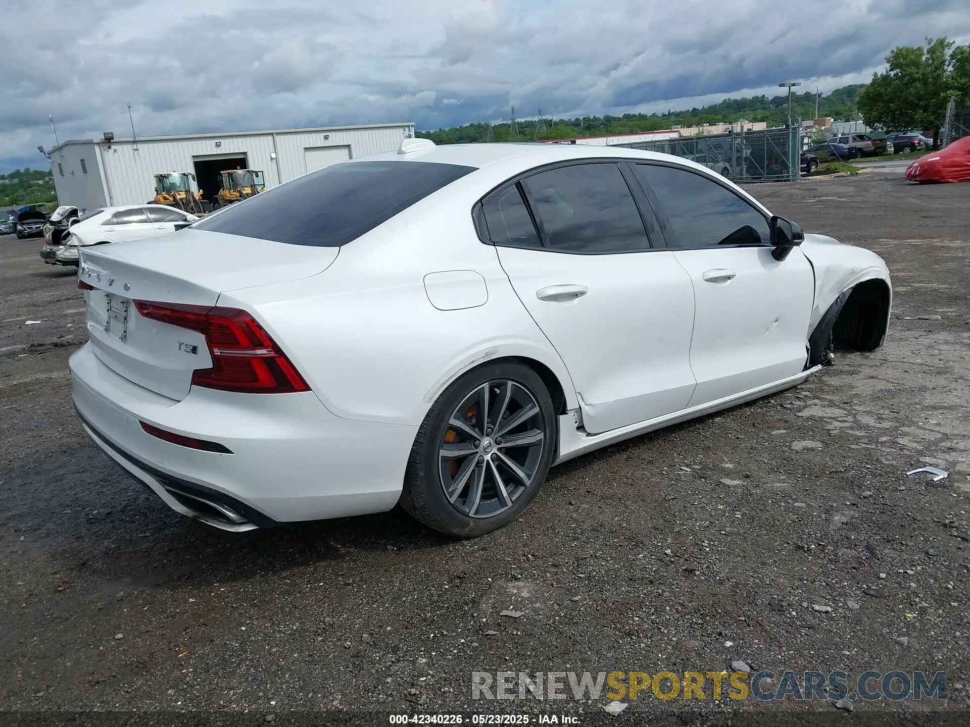 4 Photograph of a damaged car 7JR102TZ4MG117993 VOLVO S60 2021