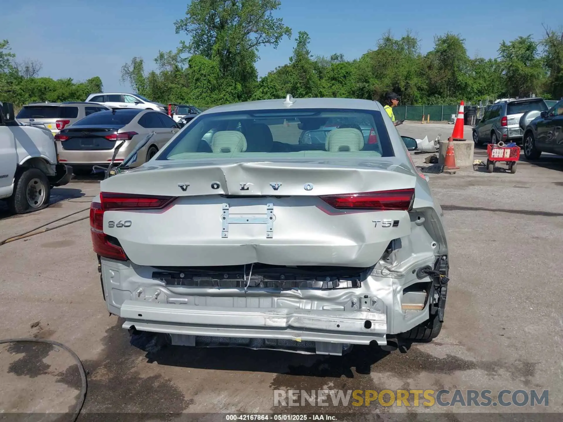 17 Photograph of a damaged car 7JR102TZ9MG109307 VOLVO S60 2021
