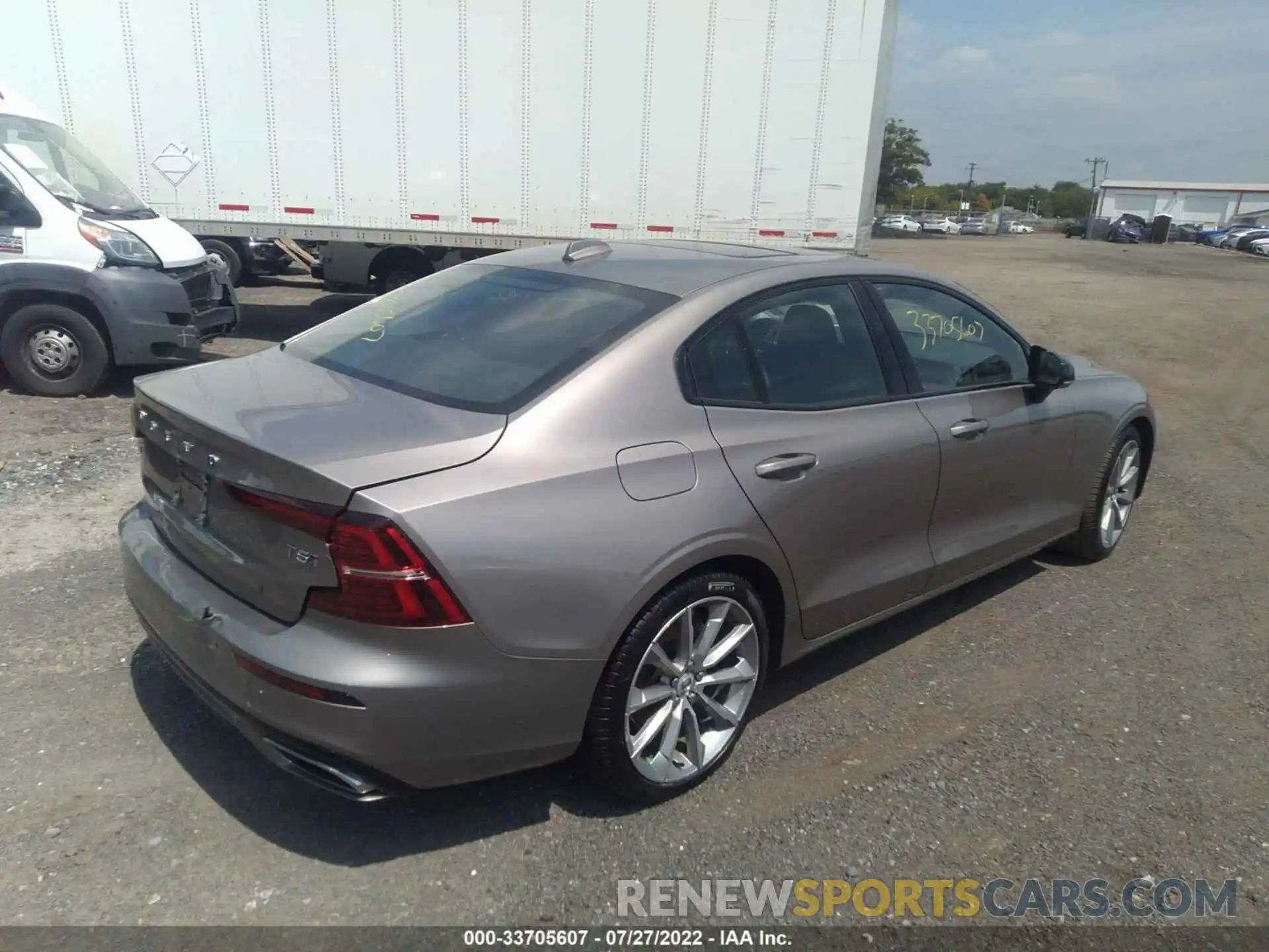 4 Photograph of a damaged car 7JR102TZ9MG118928 VOLVO S60 2021