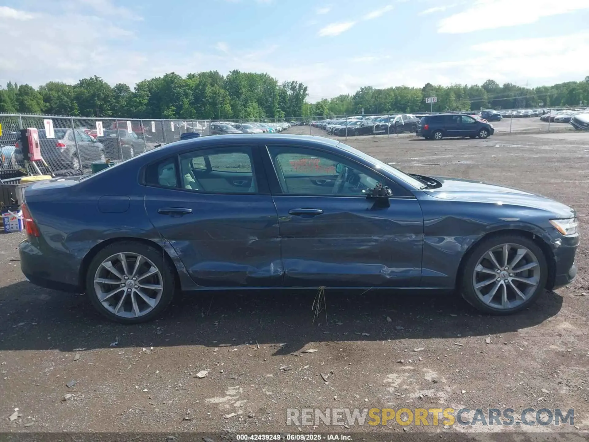 13 Photograph of a damaged car 7JRA22TK4MG080666 VOLVO S60 2021