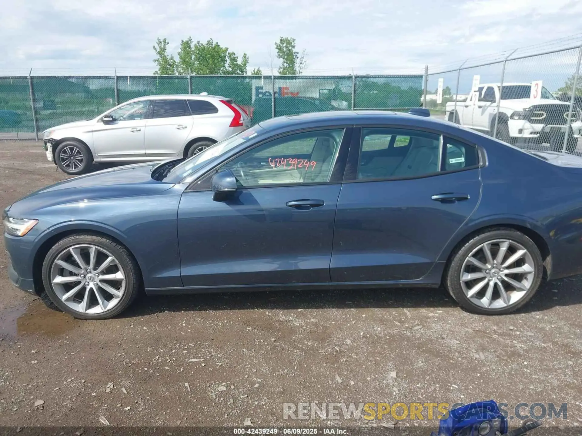 14 Photograph of a damaged car 7JRA22TK4MG080666 VOLVO S60 2021