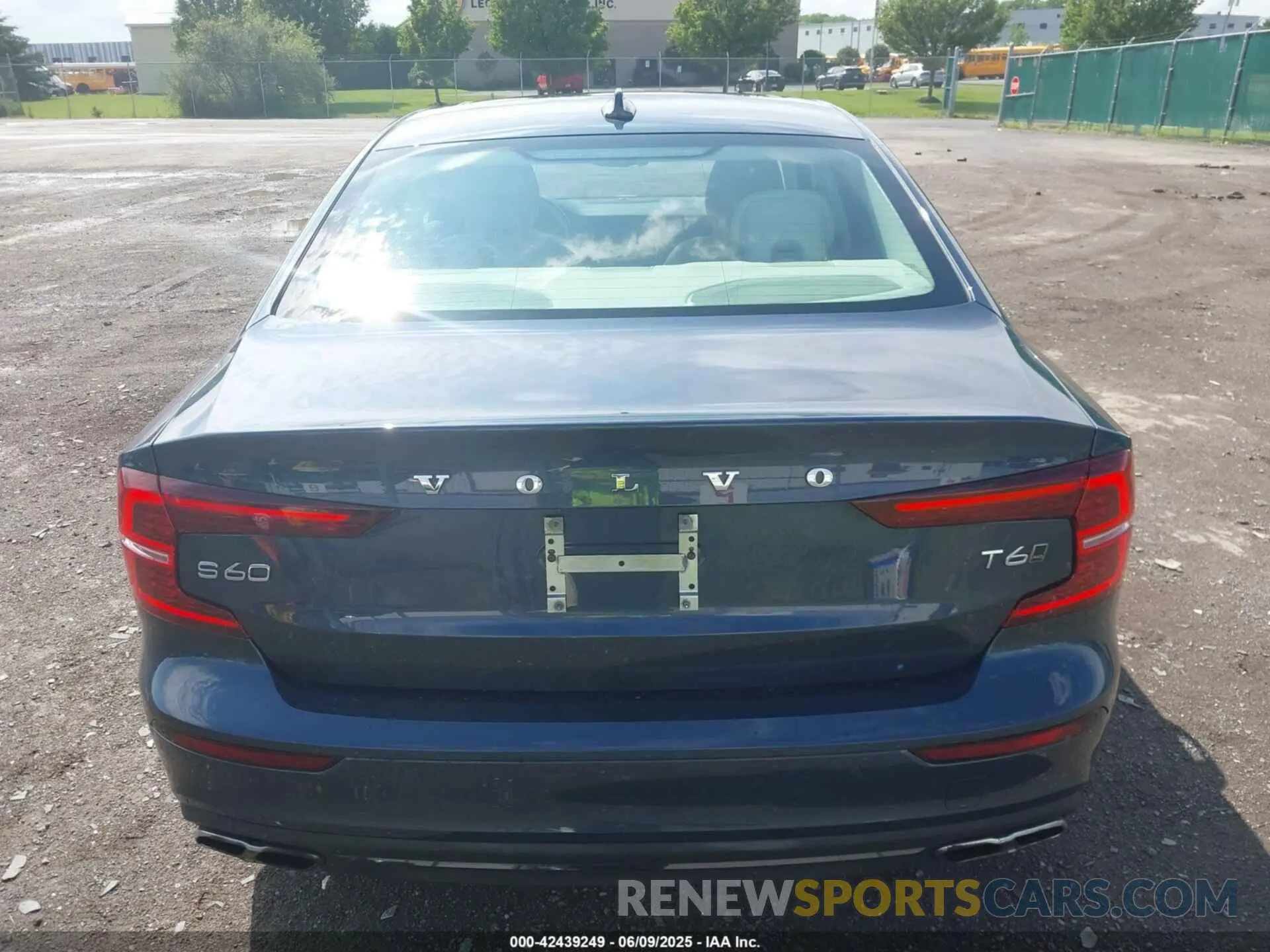 16 Photograph of a damaged car 7JRA22TK4MG080666 VOLVO S60 2021