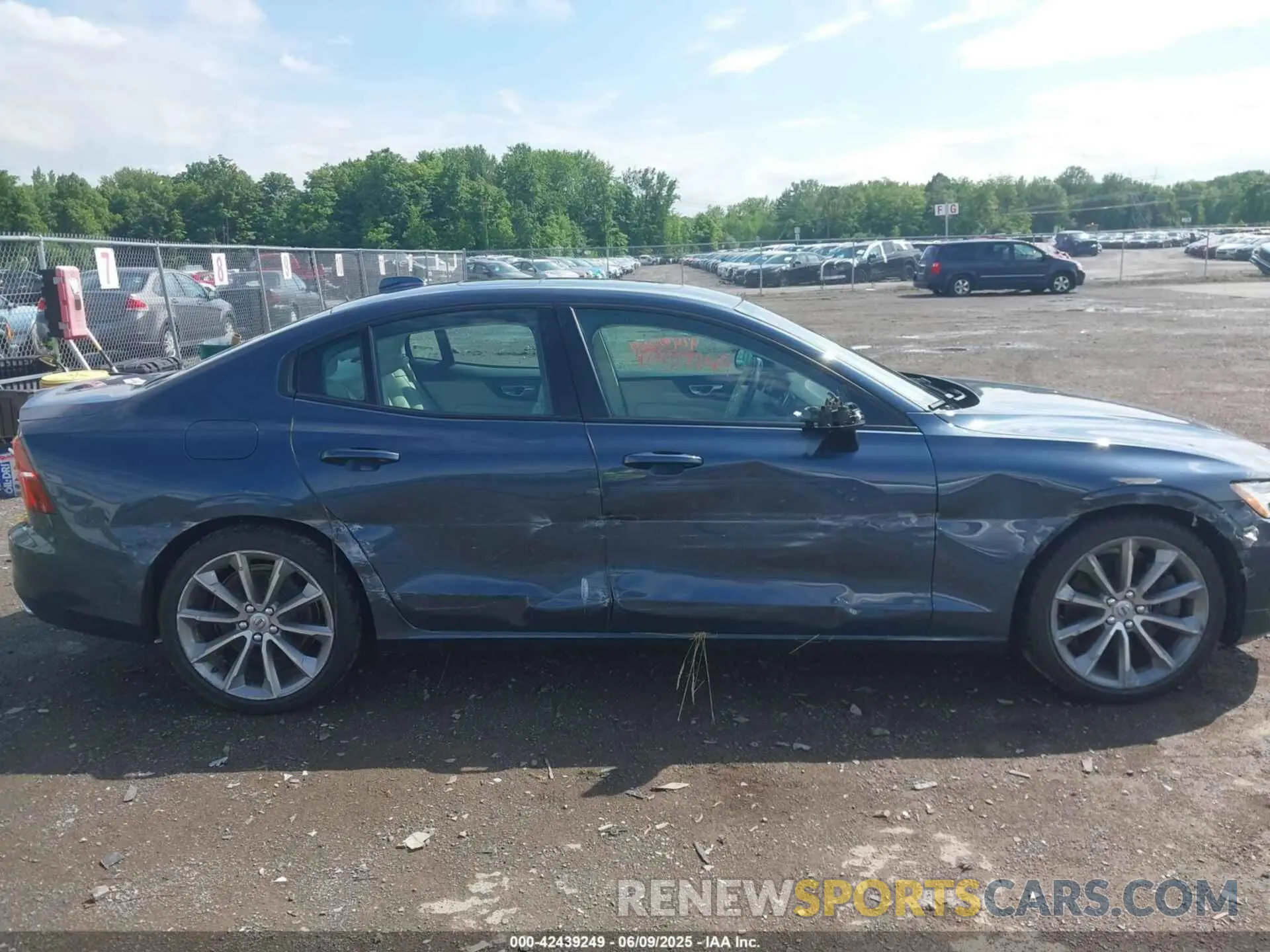 6 Photograph of a damaged car 7JRA22TK4MG080666 VOLVO S60 2021