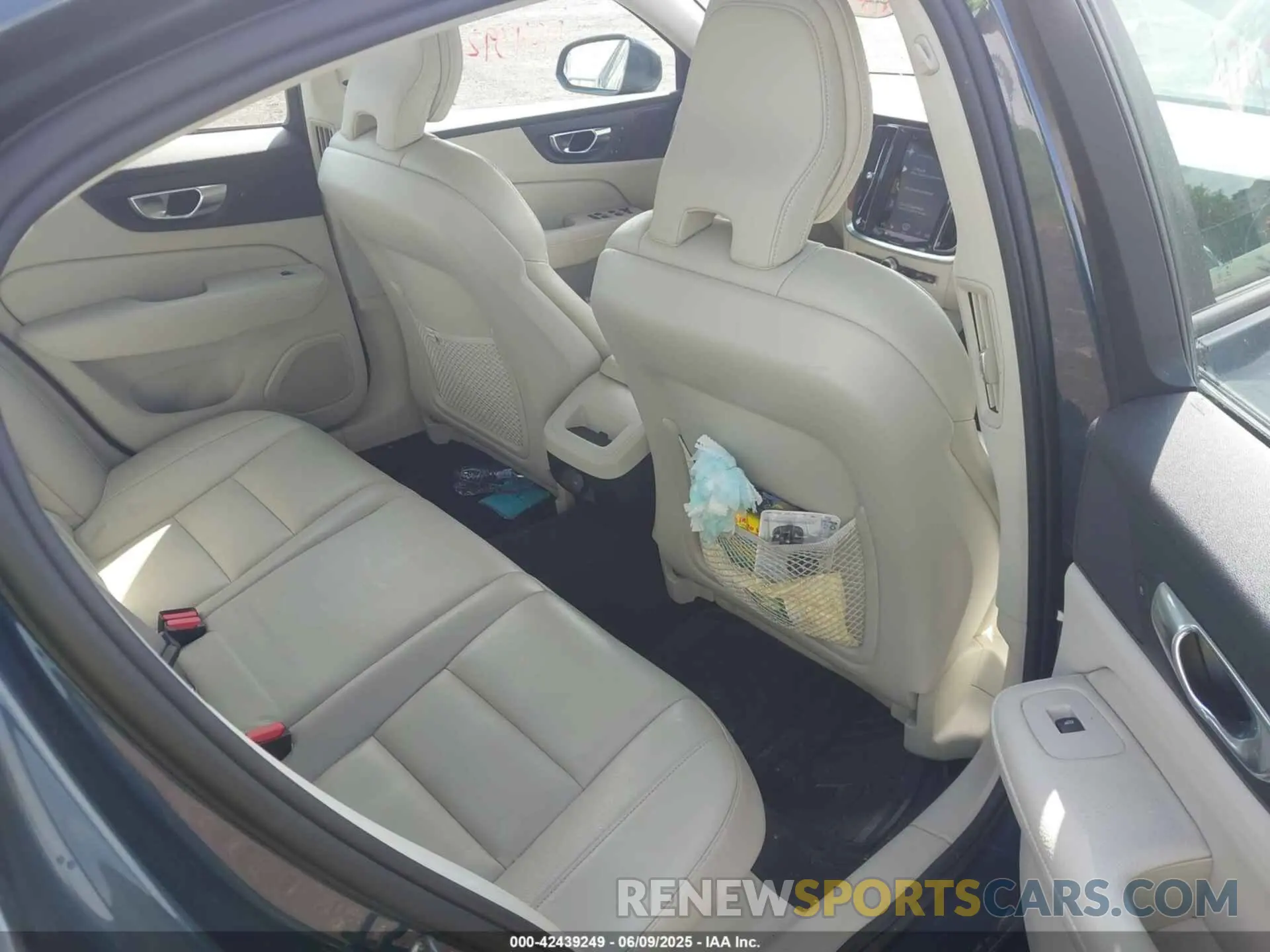 8 Photograph of a damaged car 7JRA22TK4MG080666 VOLVO S60 2021
